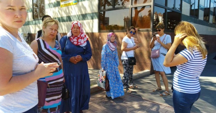 Нұр-Сұлтан әкімдігінің алдына оншақты наразы ана жиналды