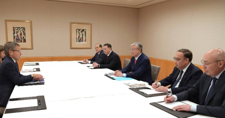 托卡耶夫总统会见欧亚集团创始人布雷默