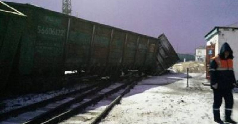 Семейде вагондар рельстен шығып кетті