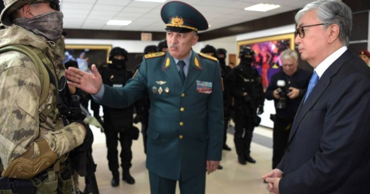 托卡耶夫总统视察国家近卫军军事基地