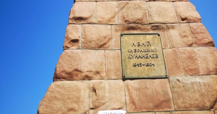 Алматыда полиция Назарбаевтың сөзі жазылған плакат ұстаған белсендіні әкетті