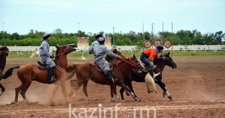 哈萨克运动员在巴黎展示叼羊运动