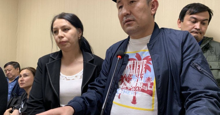 Нұр-Сұлтанда балконнан «Бойкот» деп айқайлаған белсенді екі тәулікке қамалды