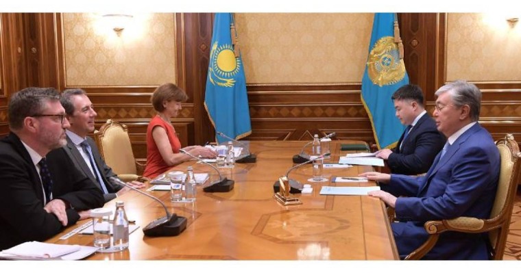 托卡耶夫总统会见世行副行长穆勒