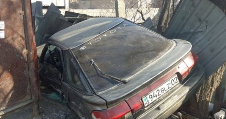 Алматыда көлік аялдамаға соғылып, бір адам көз жұмды