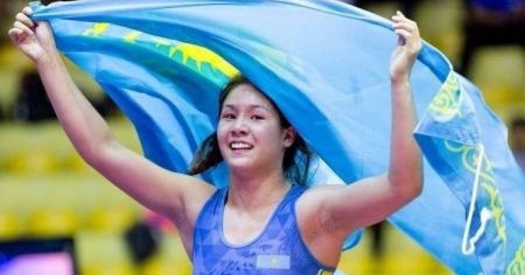 哈萨克斯坦女子摔跤队在国际大赛中获得3枚奖牌