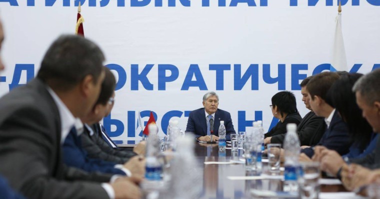 Алмазбек Атамбаев ҚСДП төрағалығынан кетіп, партиядан шықты