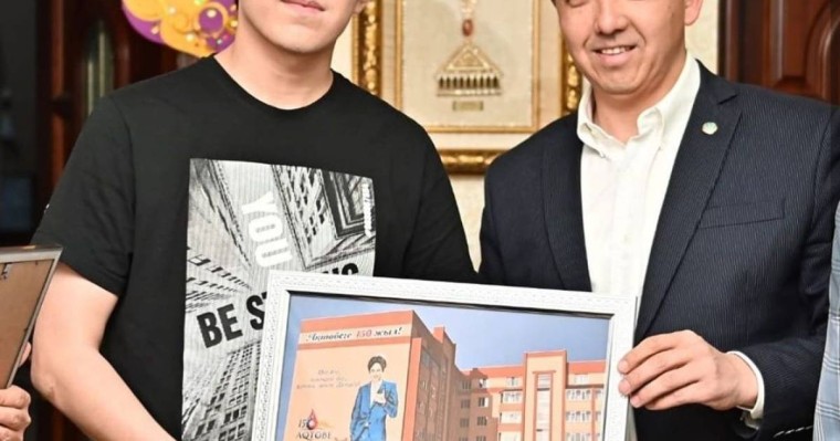 歌手迪玛希庆祝25岁生日