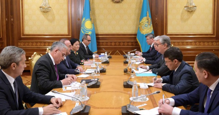 托卡耶夫会见土耳其外长查武什奥卢