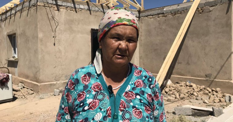 Үйлері қираған кейбір тұрғын қапалы