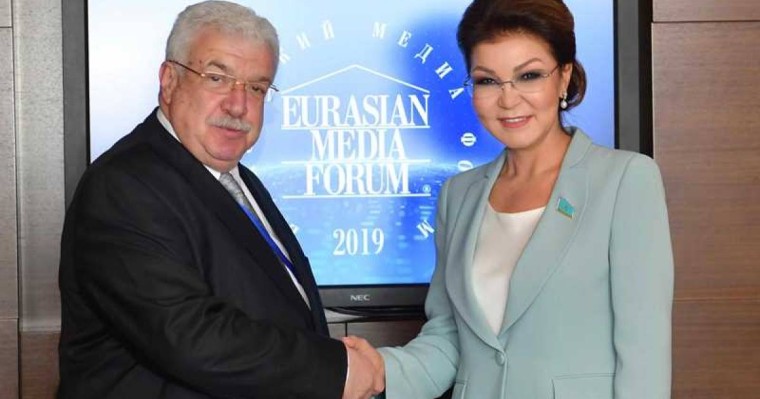 纳扎尔巴耶娃会见俄罗斯塔斯社副社长古斯曼