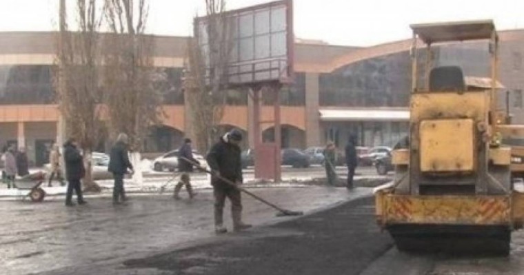 Павлодарда жұмысшылар асфальтті батпаққа төсеген