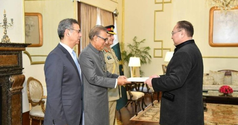 哈萨克斯坦大使向巴基斯坦总统递交国书