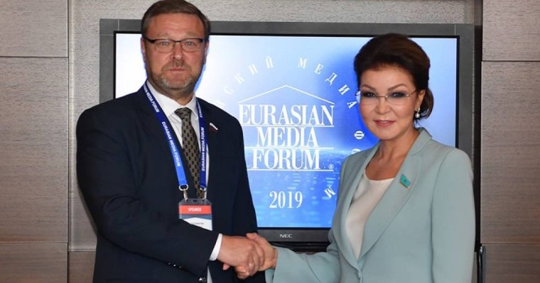 纳扎尔巴耶娃会见俄参议员科萨切夫