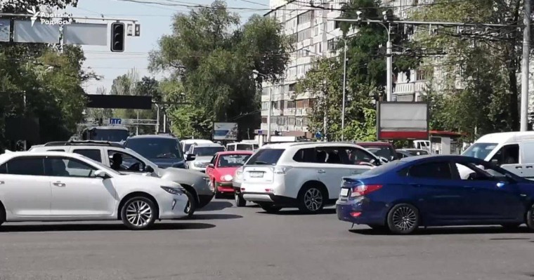 Жарықсыз қалған Алматы көшесіндегі кептеліс