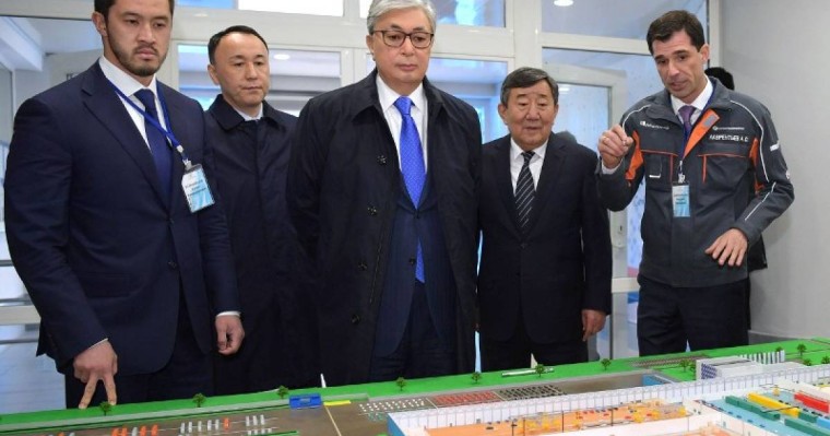 托卡耶夫总统视察萨热阿尔卡汽车制造厂