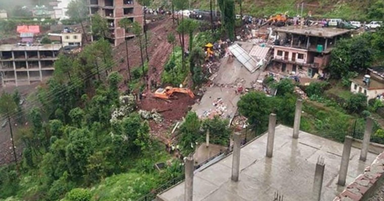 印度新德里北部城镇一楼房倒塌 造成至少8人死亡