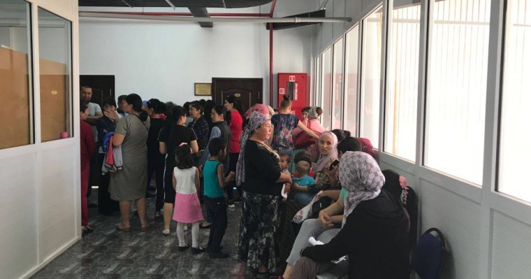 Шымкентте жұмыспен қамту орталығына келген аналар жәрдемақы талап етті