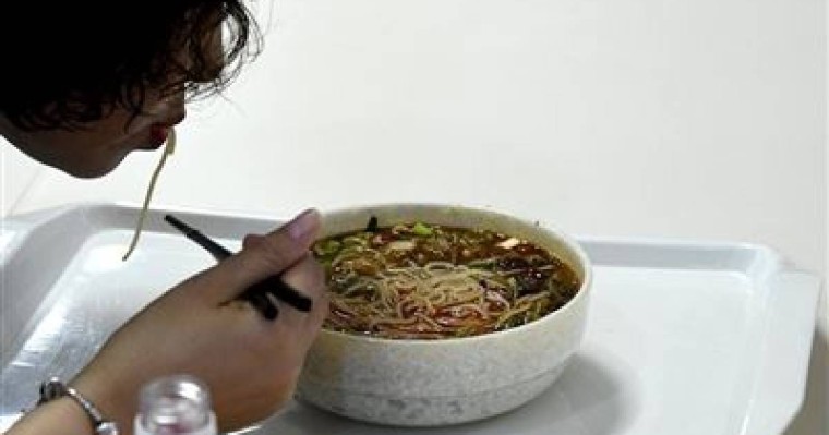 Бір ай бойы қытай кеспесін жеген қыз ауруханадан бір-ақ шықты