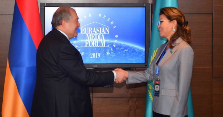 纳扎尔巴耶娃在欧亚媒体论坛框架下举行多个双边会谈