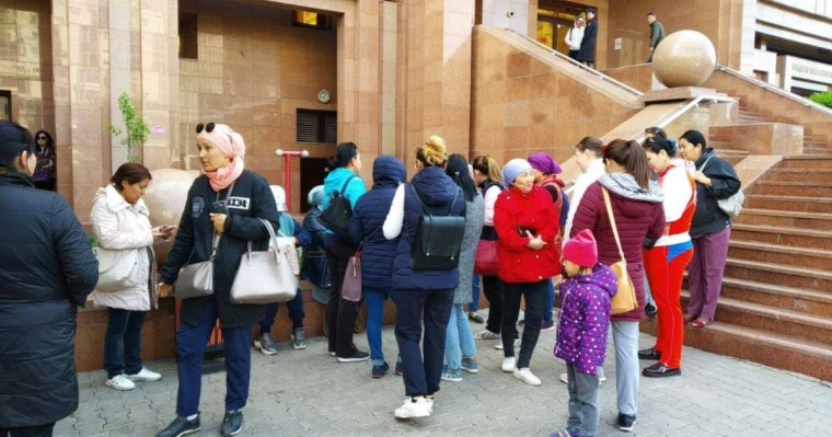 Астанада мүгедек баласы бар ондаған көп балалы ана баспана мәселесін шешуді талап етті