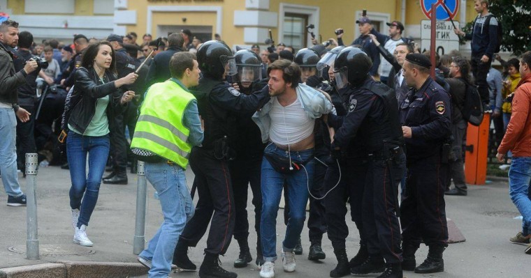 Мәскеуде бейбіт шеруге қатысқандарды полиция ұстады