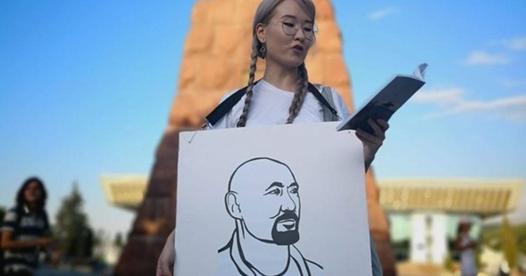 "Шаңырақ ісі" бойынша сотталғандарды босатуды талап еткен Атабектің қызын полиция алып кетті