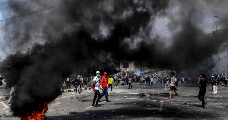 Мыңдаған адам қайта сайланған президентке қарсы шықты