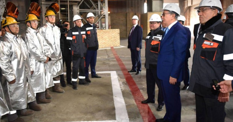 总统视察哈萨克铬业跨国公司铁合金工厂