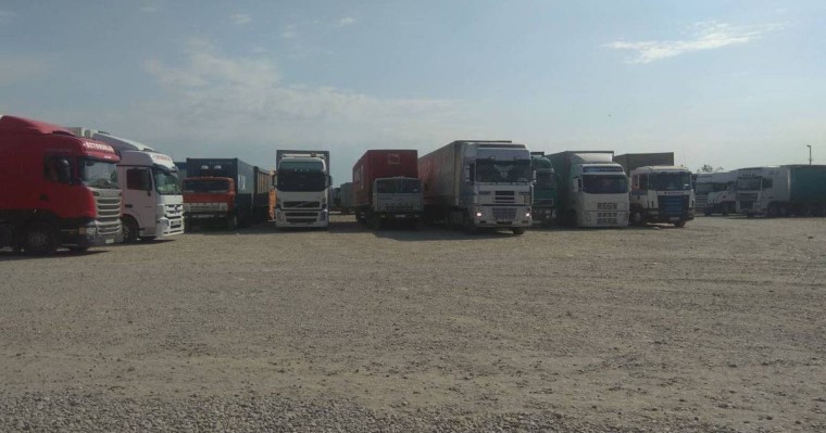 Қырғыз-өзбек шекарасында цемент тиеген жүк көліктерін өткізе бастады