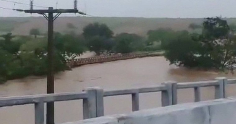 巴西暴雨致大坝溢流