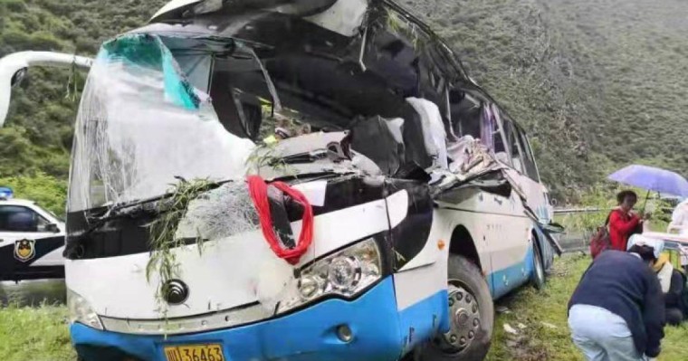 中国四川一辆旅游大巴被飞石击中 已致8人死亡