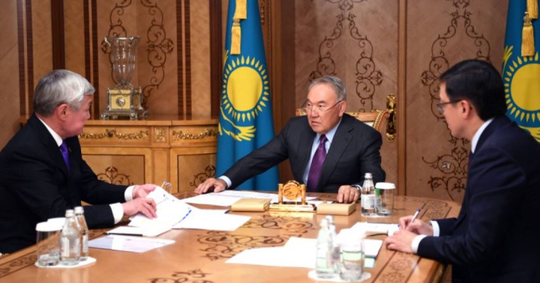 首任总统接见劳动和社会发展部部长萨帕尔巴耶夫