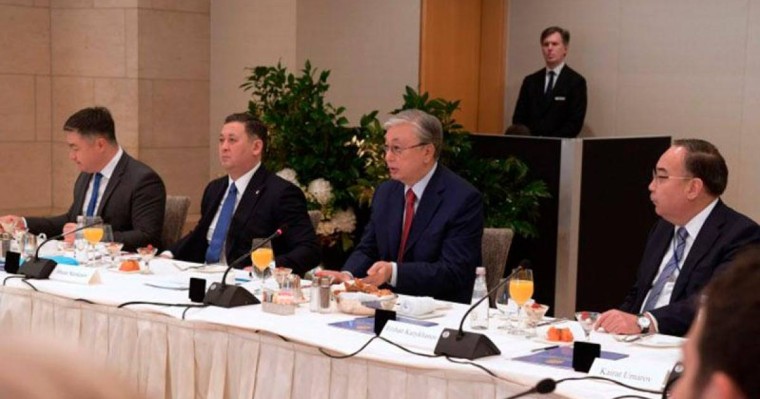 托卡耶夫总统会见美国政界代表