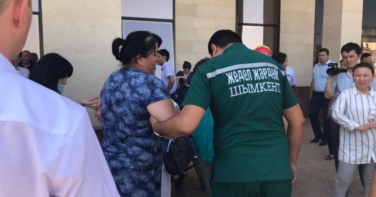 Шымкентте "әкімнің шығуын" талап еткен аналар "аштық жариялады"
