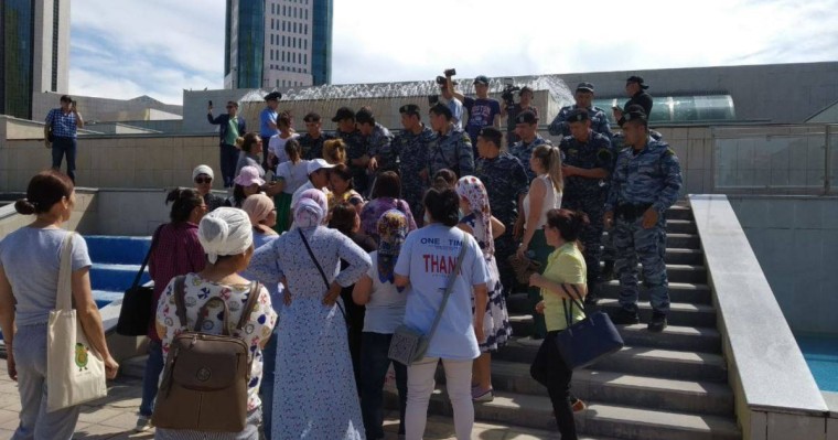 Нұр-Сұлтанда Ақордаға бармақ болған наразы аналарды полиция бөгеді