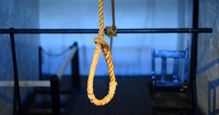 Алматыда ер адам ойын алаңында асылып қалды