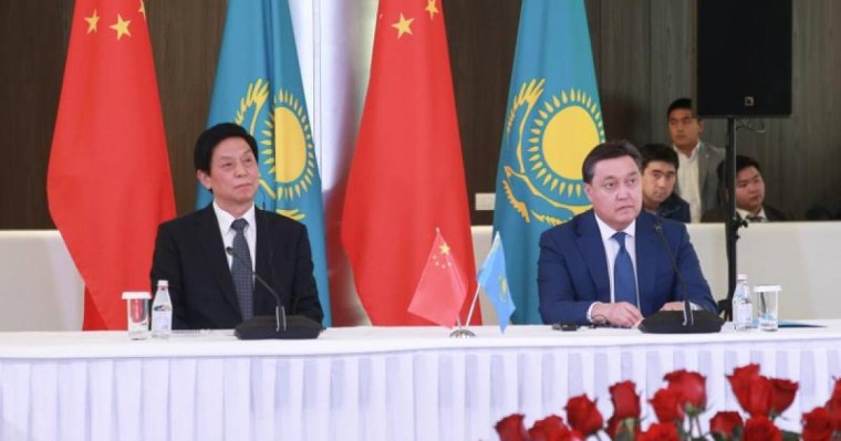 阿斯哈尔·马明会见栗战书 讨论物流交通发展潜力并出席AIFC介绍会