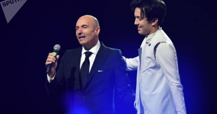 Игорь Крутой Димаштан эстафета қабылдап, Абайдың өлеңін оқыды 