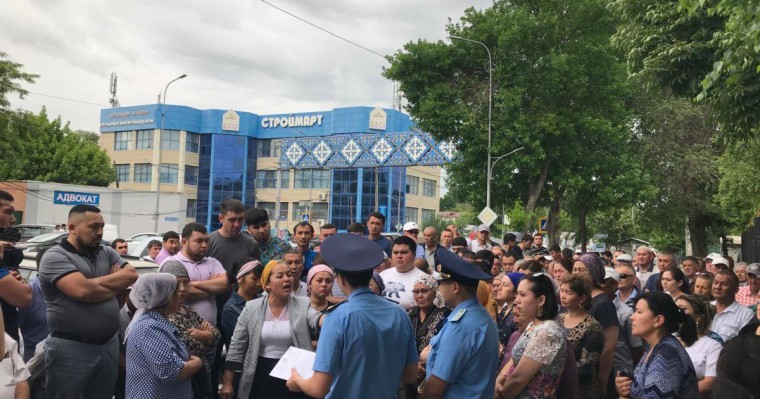 Шымкентте жүзге тарта адам "әділетсіз" сот үкіміне наразылық білдірді