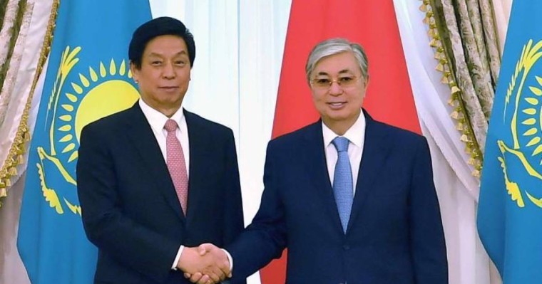 托卡耶夫总统会见栗战书