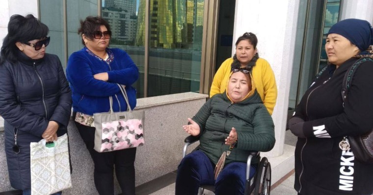 Шымкент әкімінің "уәдесіне тойған" аналар Нұр-Сұлтандағы сенатқа келді