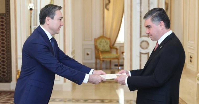 哈萨克斯坦驻土库曼斯坦大使向该国总统递交国书