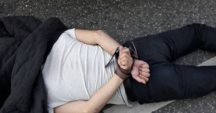 ер адам полиция ұстаған кезде көз жұмды