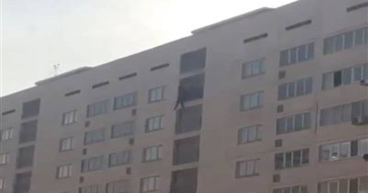 Алматыда ер адам 17-қабаттан секірмекші болды