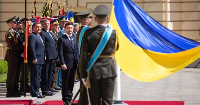 Украина үкіметінің басшысы мен бірнеше министр отставкаға кетті