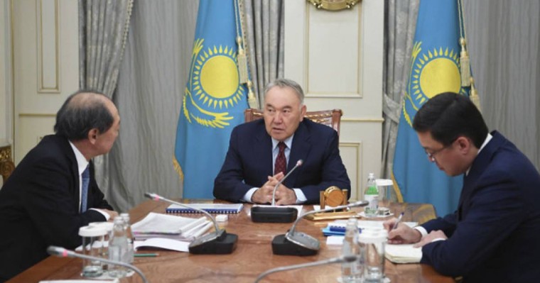 首任总统接见纳扎尔巴耶夫大学校长胜茂夫