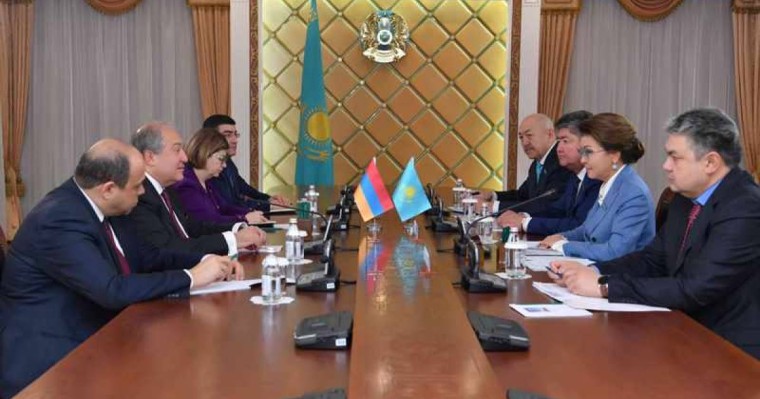 纳扎尔巴耶娃会见亚美尼亚总统
