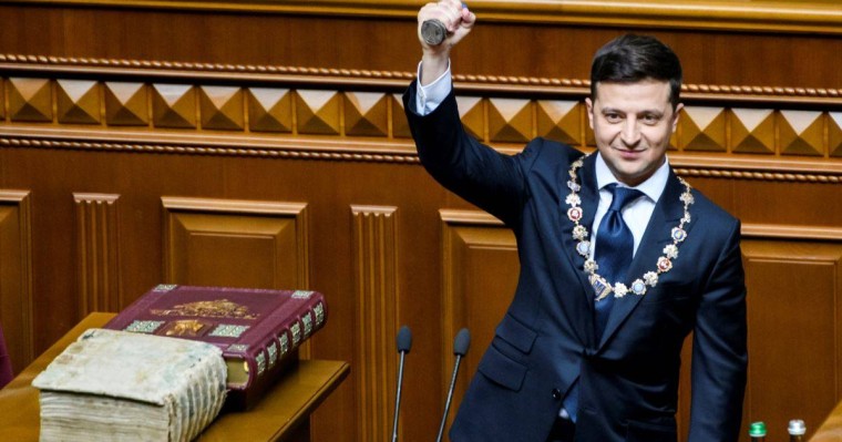 "Халық жыламас үшін қолымнан келгенін жасаймын". Зеленский қызметке кірісті