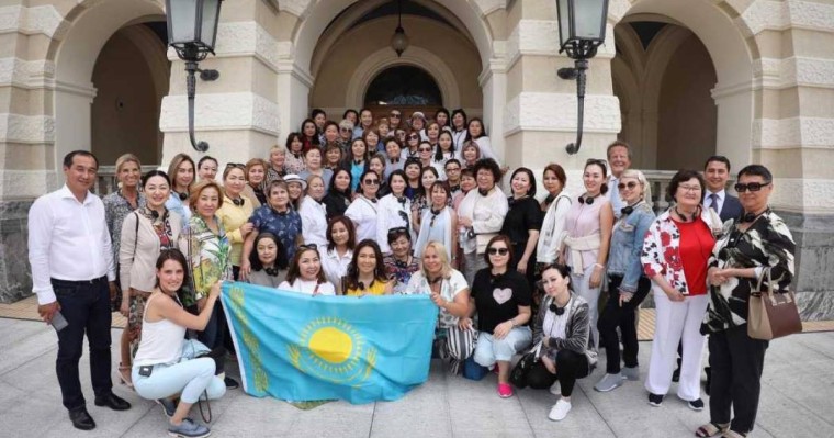 哈萨克斯坦代表团参加第29届全球妇女峰会